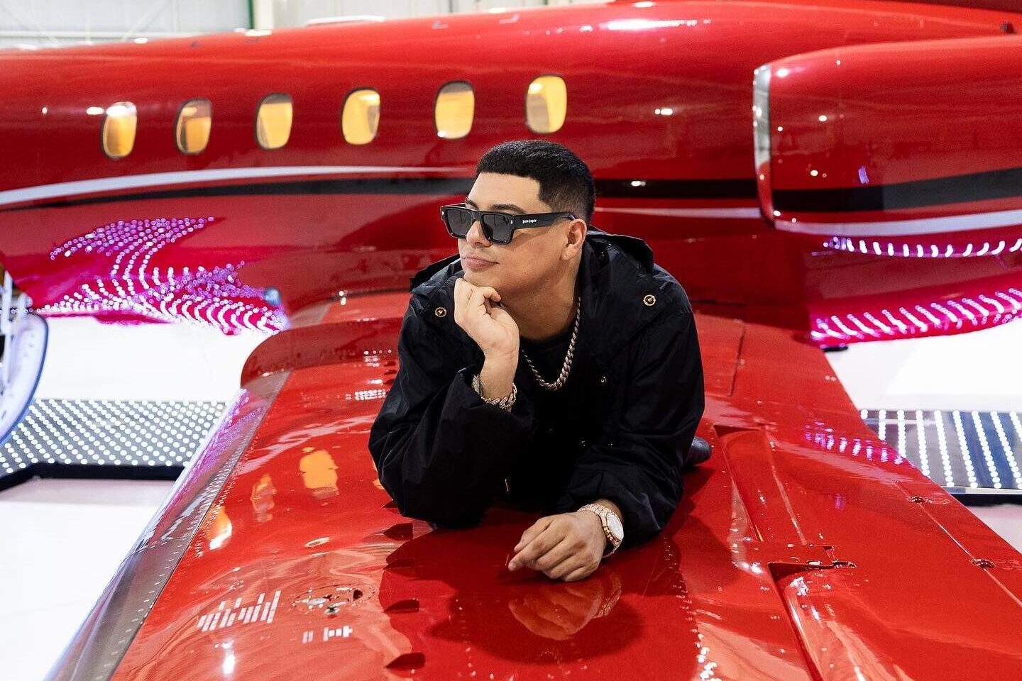 Eduin Caz del Grupo Firme estrena avión personalizado, asegura que es un sueño más cumplido