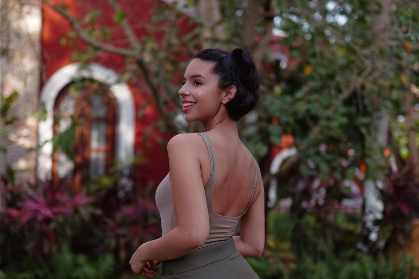 Ángela Aguilar alborata las redes con su cuerpazo en un bañador negro