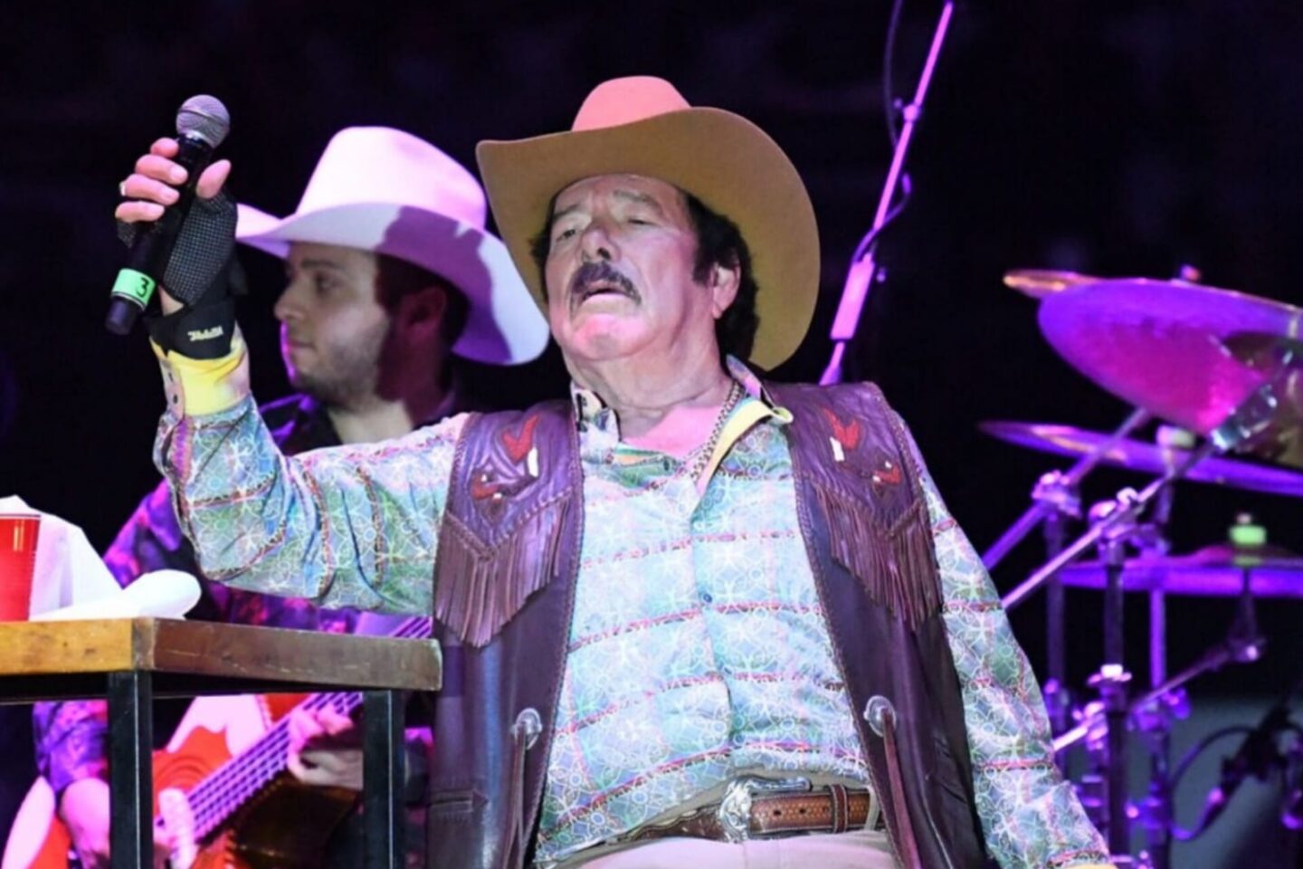 Captan al cantante Lalo Mora en sillas ruedas tras detención en Estados Unidos (FOTO)