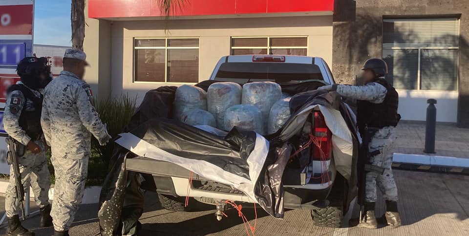 Aseguran camioneta cargada hasta el tope de marihuana en Culiacán, Sinaloa