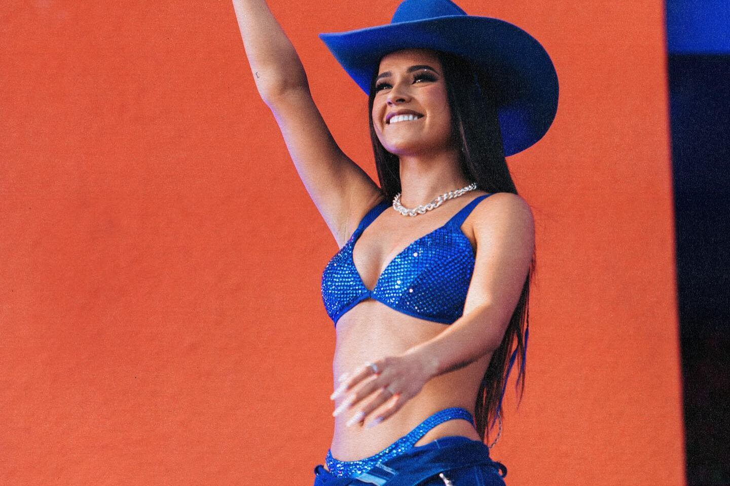 Becky G alborota a sus fans con sensuales outfits en el festival de Coachella 2023 (FOTOS)