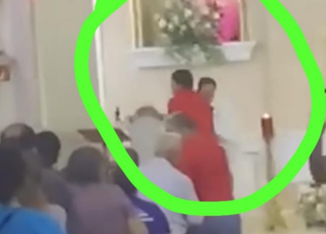 Sacerdote pierde los estribos y saca a un hombre a empujones de misa en Sinaloa (VIDEO)