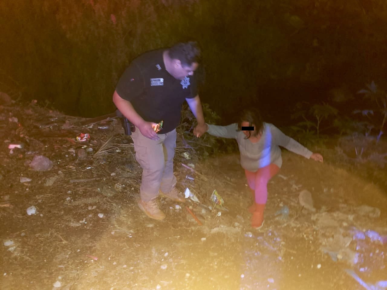 Viridiana es levantada y luego arrojada a un canal de aguas negras por su expareja