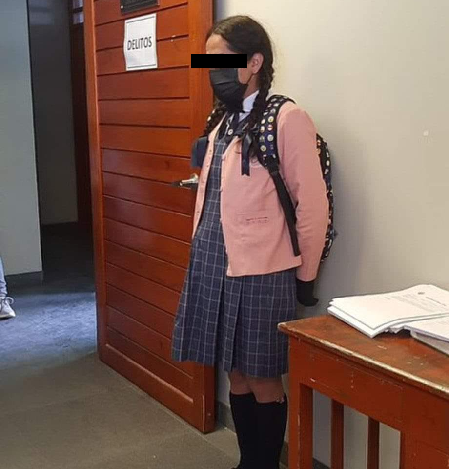 Hombre se viste de colegiala y entra a los baños de mujeres de un colegio