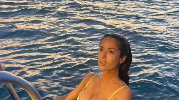 Salma Hayek aparece con un diminuto bañador y causa revuelo en redes sociales