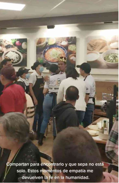 Pese a que sus ‘amigos’ decidieron no acompañarlo, los empleados y hasta clientes que estaban consumiendo en el local apoyaron con sus aplausos.Rodearse de
esta gente permite al homenajeado sentirse querido y valorado, sin
embargo, puede jugar en contra este sentimiento cuando estos a los que
estima no se encuentran con él para festejarlo, generando
tristeza y soledad. Ser plantado es incluso aún más
desalentador, debido a la falta de consideración y respeto.



Esto fue lo que le ocurrió a un
joven quien lamentablemente cuando festejaba su cumpleaños en
un restaurante, no recibió la asistencia de ninguna persona cercana.
Afortunadamente no estuvo solo, ya que la gente que ahí se encontraba, meseros
y clientes, se encargaron de acompañarlo al enterarse que
estaba solo, le cantaron y lo abrazaron, lo
que le hizo llorar de felicidad.

Esto se
supo gracias a un video que grabó alguien en el establecimiento y que luego
subió a TikTok, donde tiene hasta el momento más de 100.000 visualizaciones.


 “Dejan plantado a Cumpleañero en Pozoleria”, escribieron en
la descripción del clip, donde se observa al muchacho con una corona en la
cabeza secándose las lágrimas.

“Amigo Cumpleañero,
gracias por compartir este momento con todos nosotros”,
añadieron al final del post, el cual recibió alrededor de 8.300 me gustas y
cerca de 270 personas comentaron conmovidas por la escena.