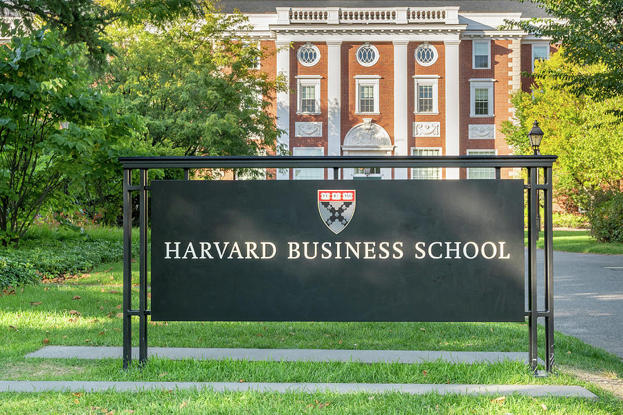 Ex director de la morgue de Harvard es acusado por robo y venta de restos humanos