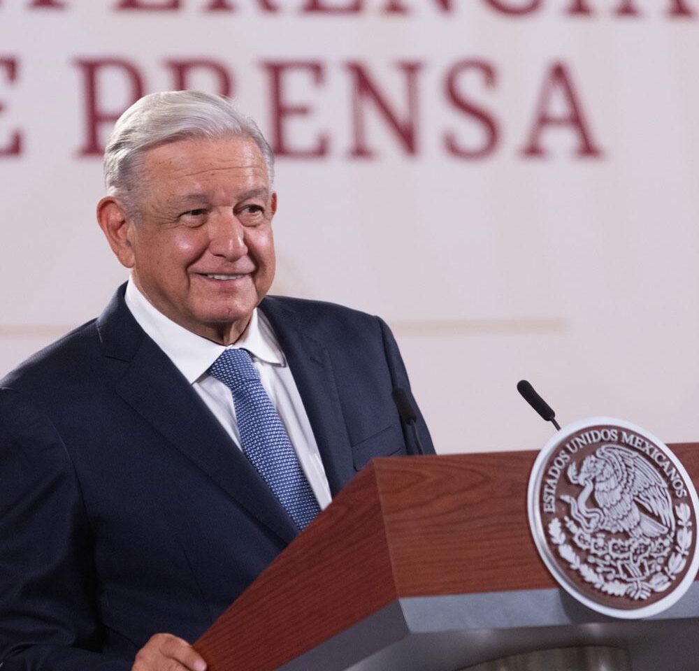 AMLO invita a seguir conferencias de presentación de libros de texto gratuitos