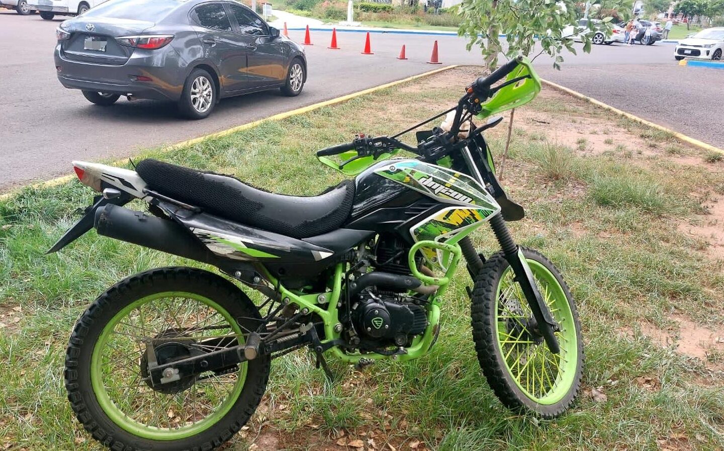 PEP Sinaloa asegura a civil con dosis de presunta droga y motocicleta robada