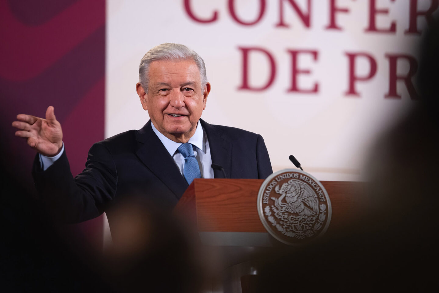 Peso mexicano permanece fuerte y estable frente al dólar: AMLO