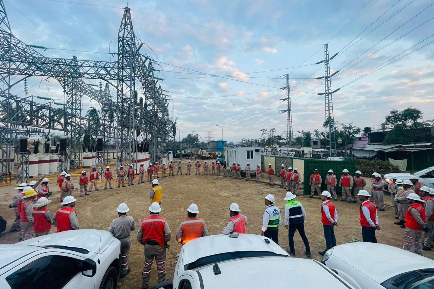 CFE prevé restablecer hoy servicio eléctrico al 85 por ciento en Acapulco; Fuerzas Armadas y Guardia Nacional refuerzan seguridad en la zona