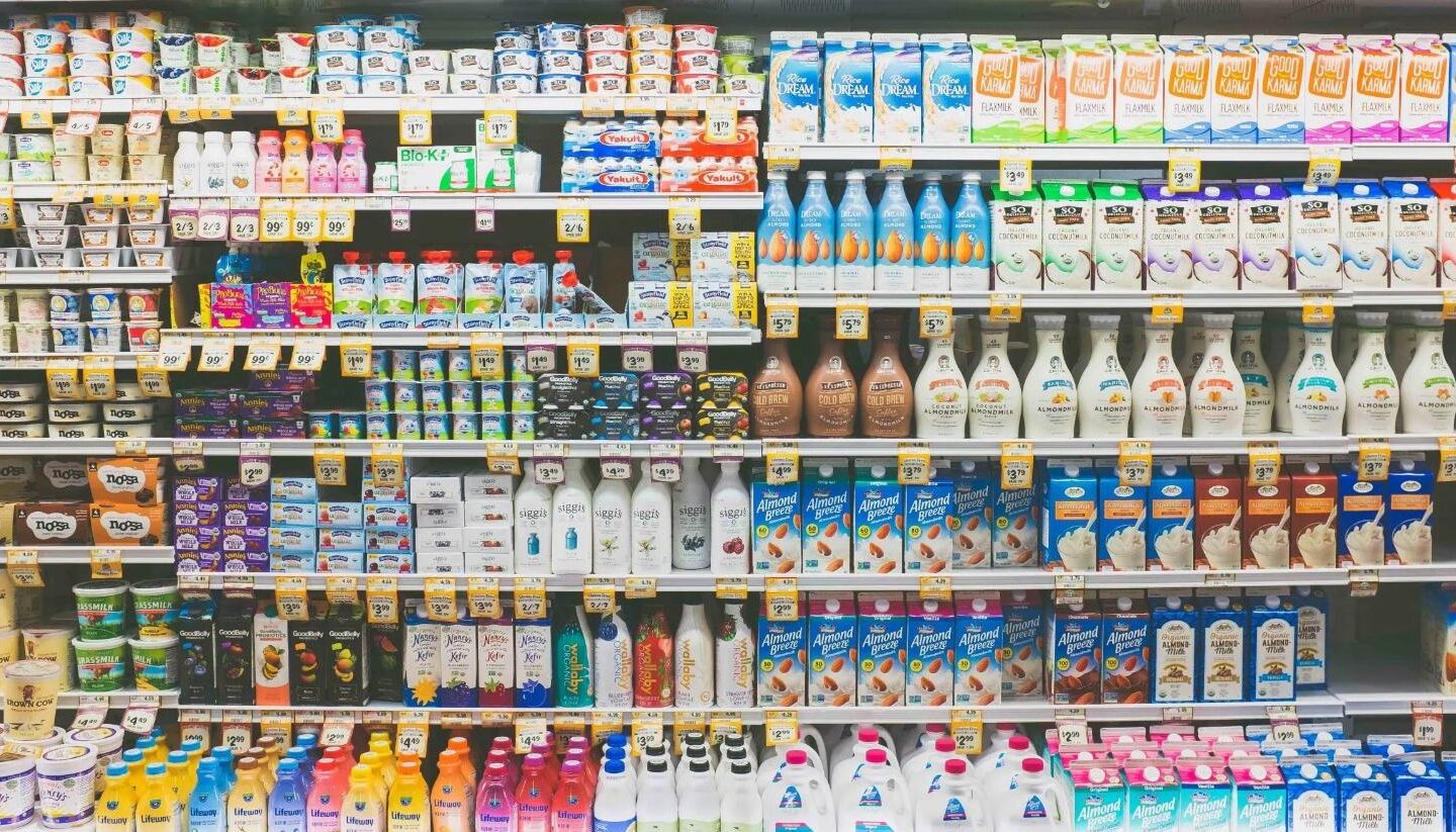 AMLO llama a cadenas de autoservicio a mantener precios bajos en alimentos para ayudar a pueblos damnificados de Guerrero