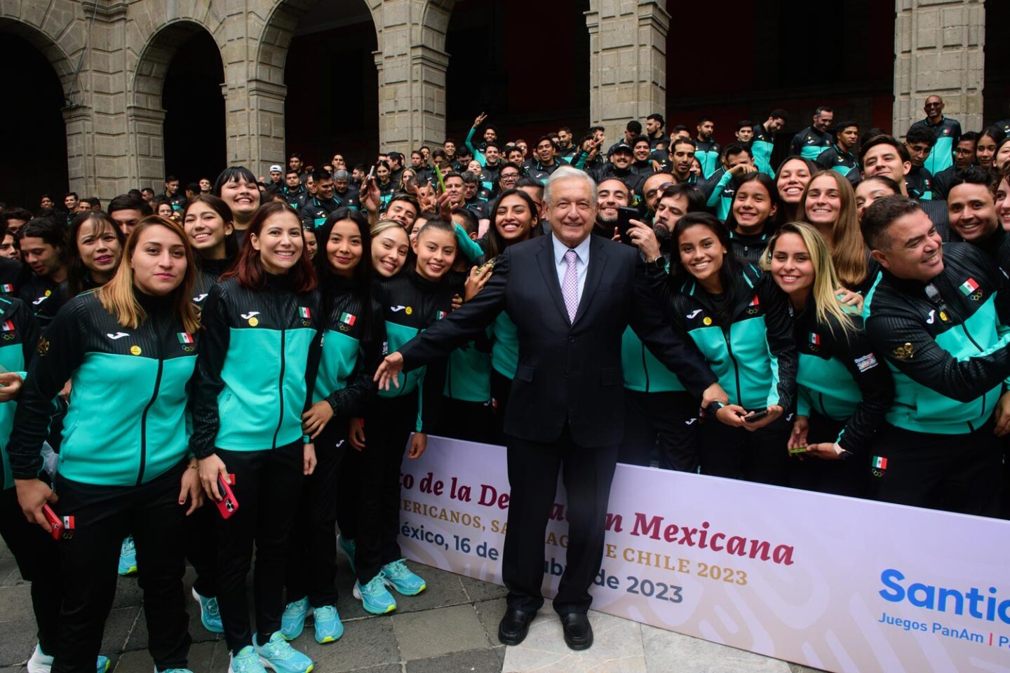 AMLO felicita a deportistas mexicanos por obtener tercer lugar en medallero de Juegos Panamericanos 2023