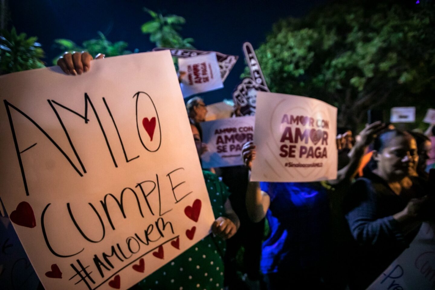 AMLO llega a Sinaloa y lo reciben con la banda Sinaloense