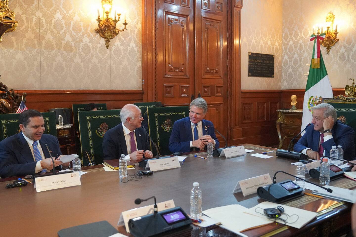Presidente dialoga con congresistas republicanos y demócrata en Palacio Nacional