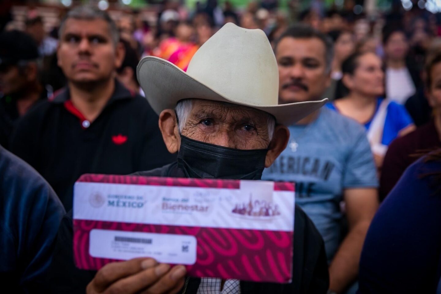 Rocha entrega tarjetas del Banco del Bienestar a Beneficiarios del Programa Por una Mejor Vivienda