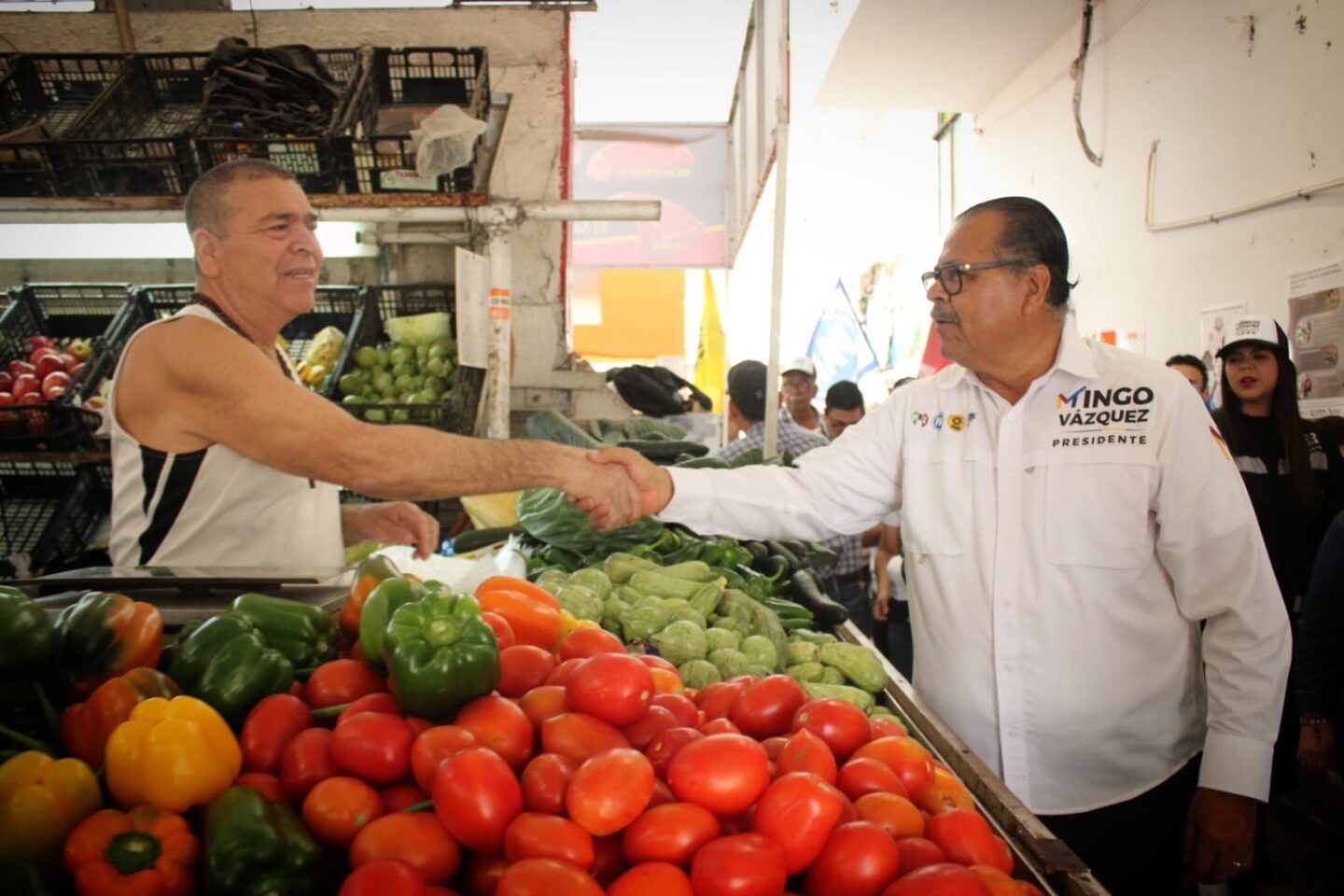 ‘Mingo’ Vázquez se compromete mejorar infraestructura de mercados y apoyar con microcréditos