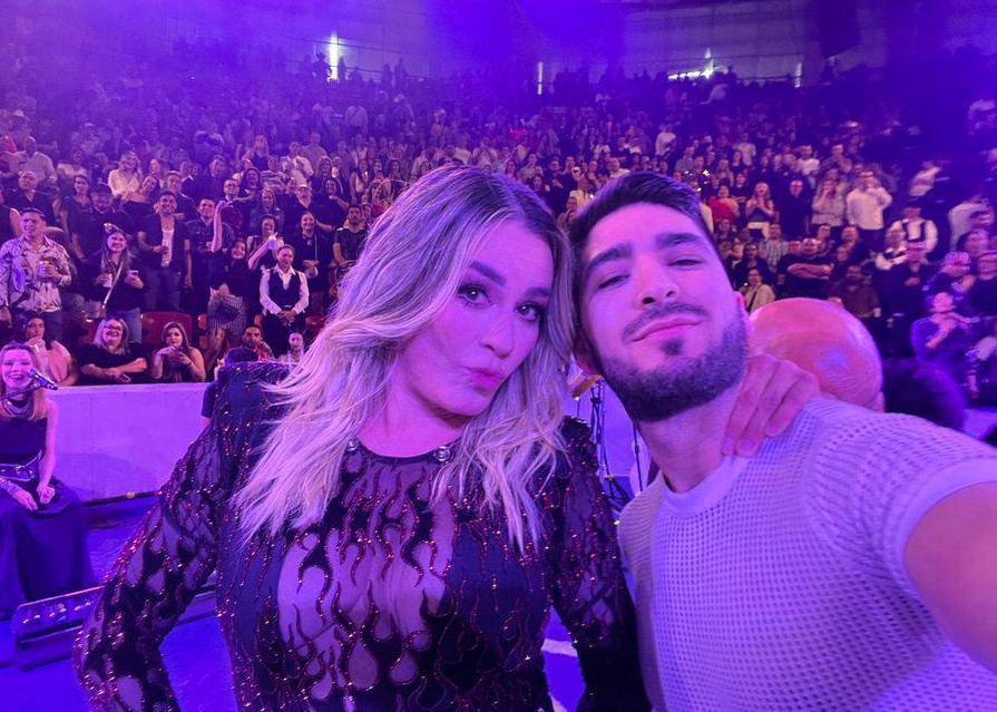 Fan le pone un susto a María José irrumpiendo en el escenario durante concierto