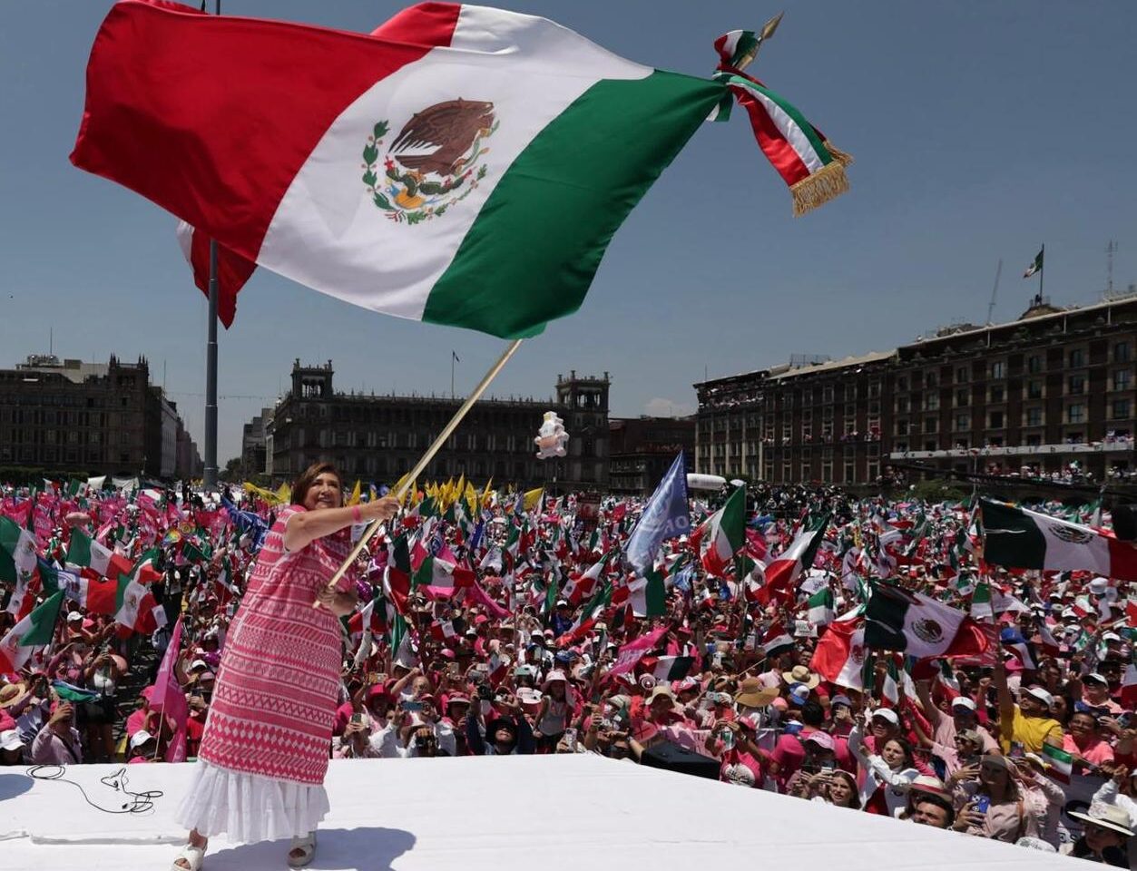 Marea Rosa desborda el Zócalo al grito de Xóchitl Gálvez Presidenta