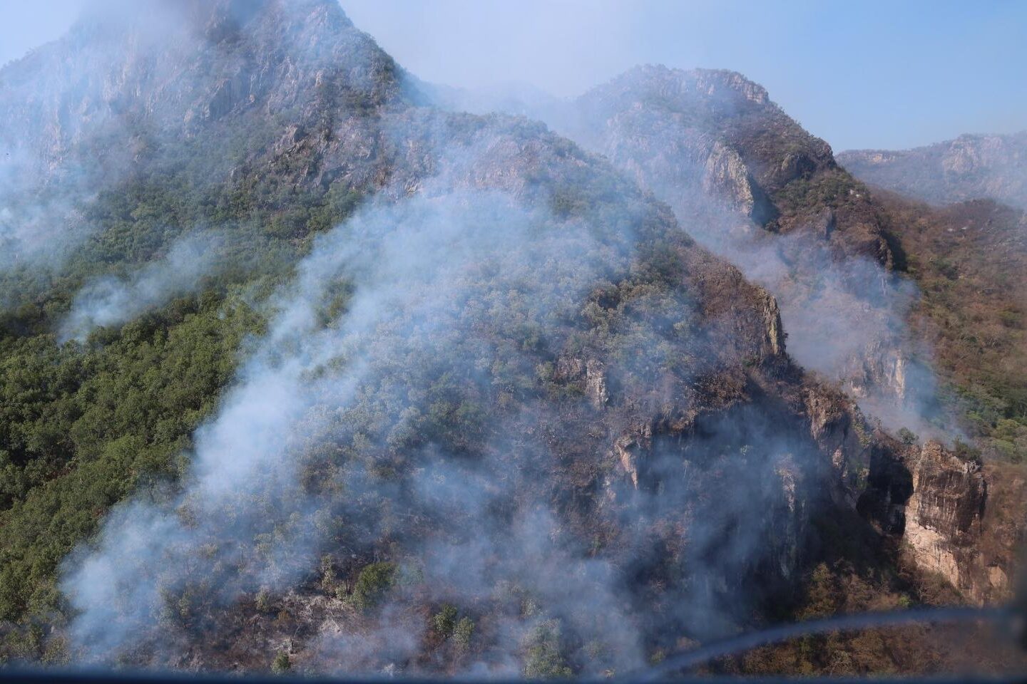 Se realizan sobrevuelos para determinar áreas de afectación y sofocar el incendio forestal en Elota