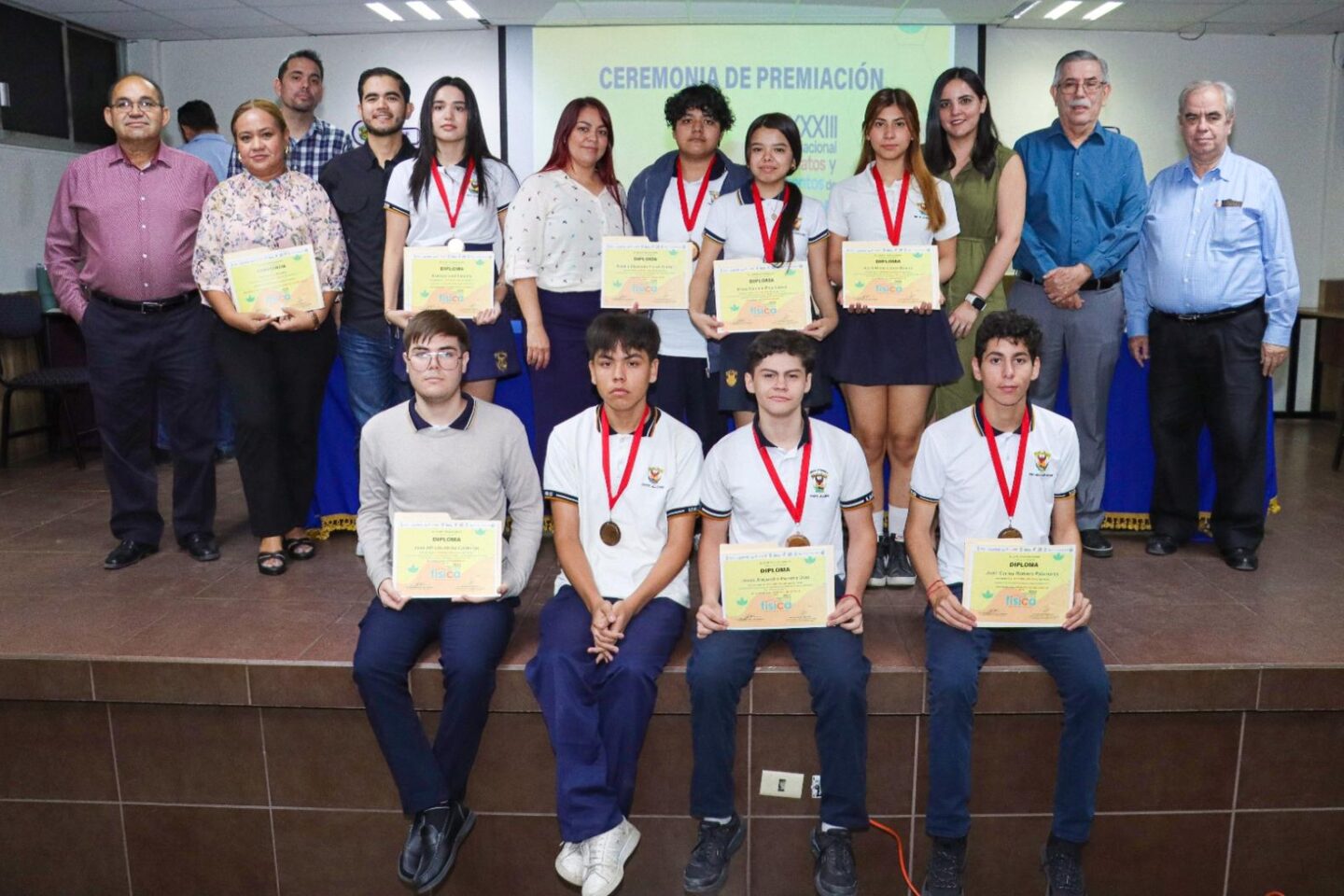 Premian a ganadores del XXXIII Concurso Nacional de Aparatos y Experimentos de Física, Etapa Estatal