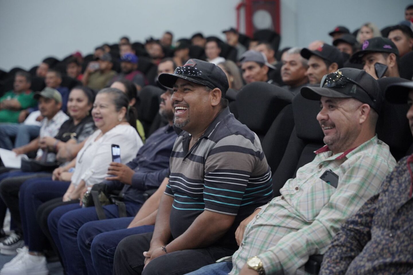 Trabajadores Agrícolas Temporales sinaloenses salen a Canadá; estarán 8 meses