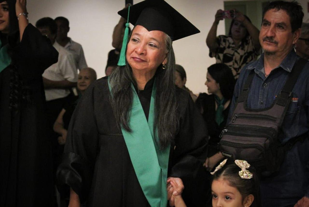 Madre, abuela y ahora exalumna de COBAES; concluye Ruth Reyes su bachillerato: “el estudio provee un futuro mejor”