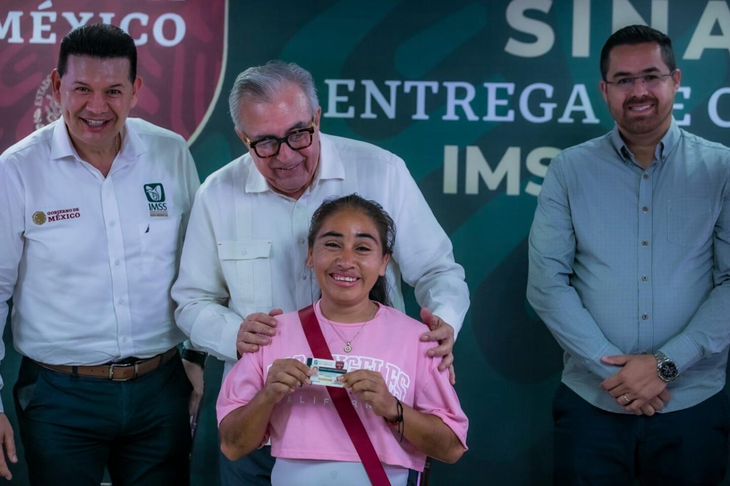 Entrega Rocha más tarjetas del Programa IMSS Bienestar