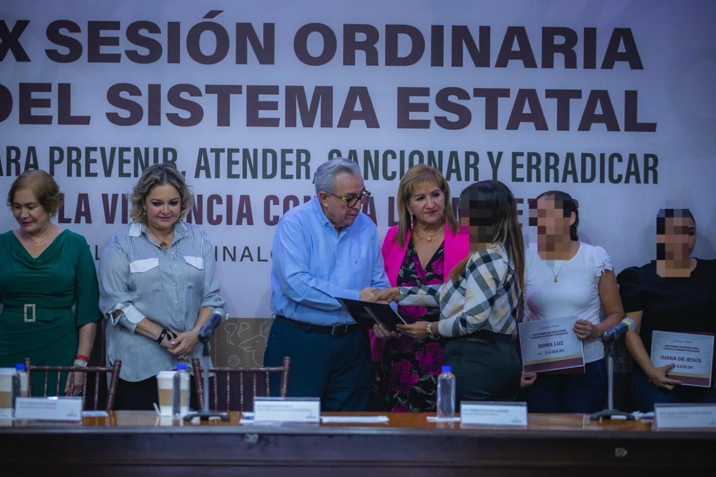 Entrega el gobernador Rocha apoyos económicos a mujeres en situación vulnerable