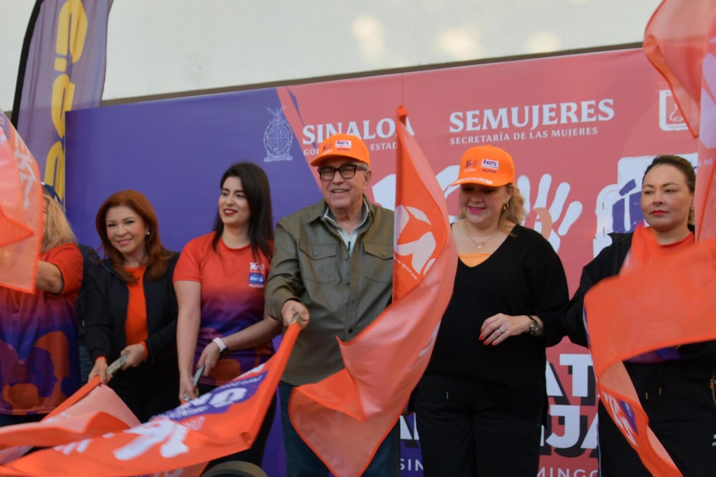 Rocha Moya da el banderazo inicial de La Caminata Naranja