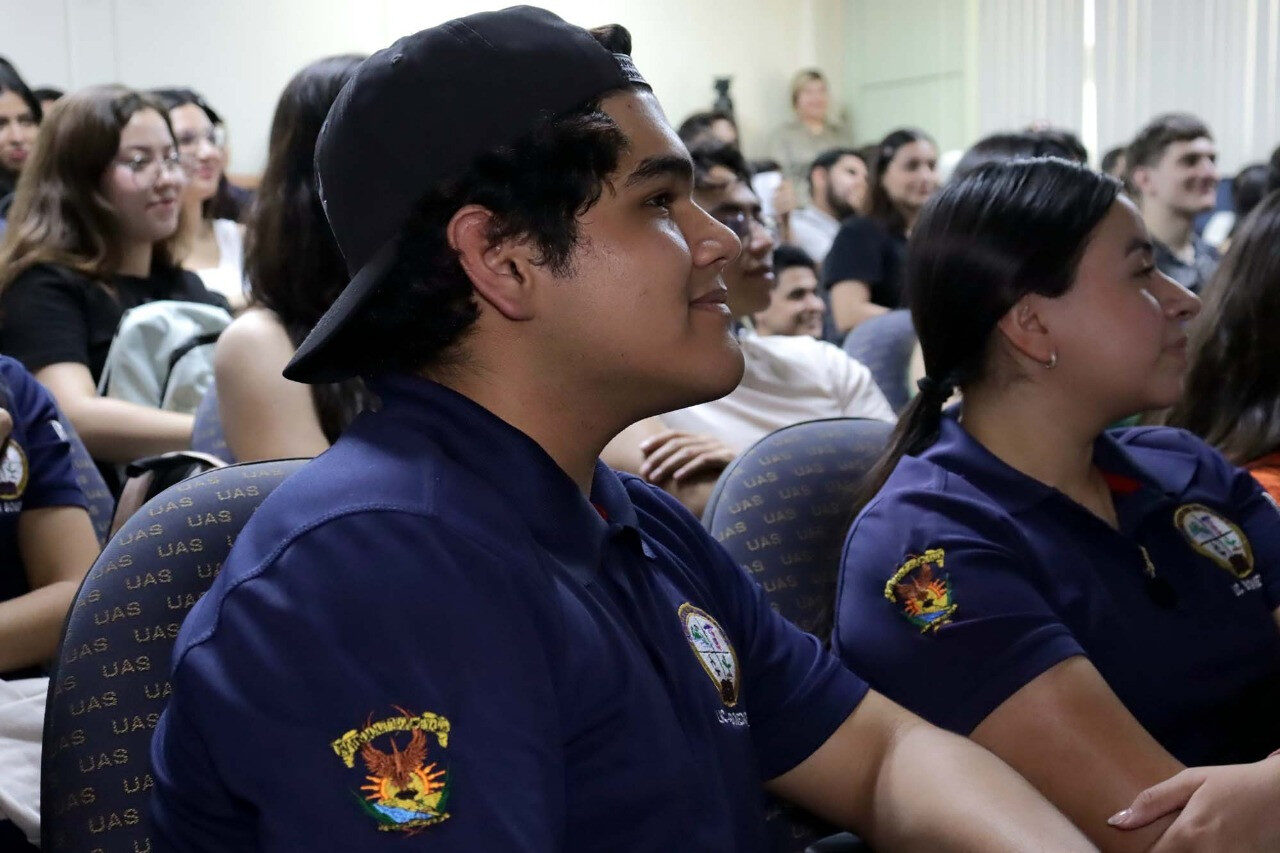 Estudiantes de posgrado nacional e internacional, comparten sus historias de éxito con alumnos de la Facultad de Biología.