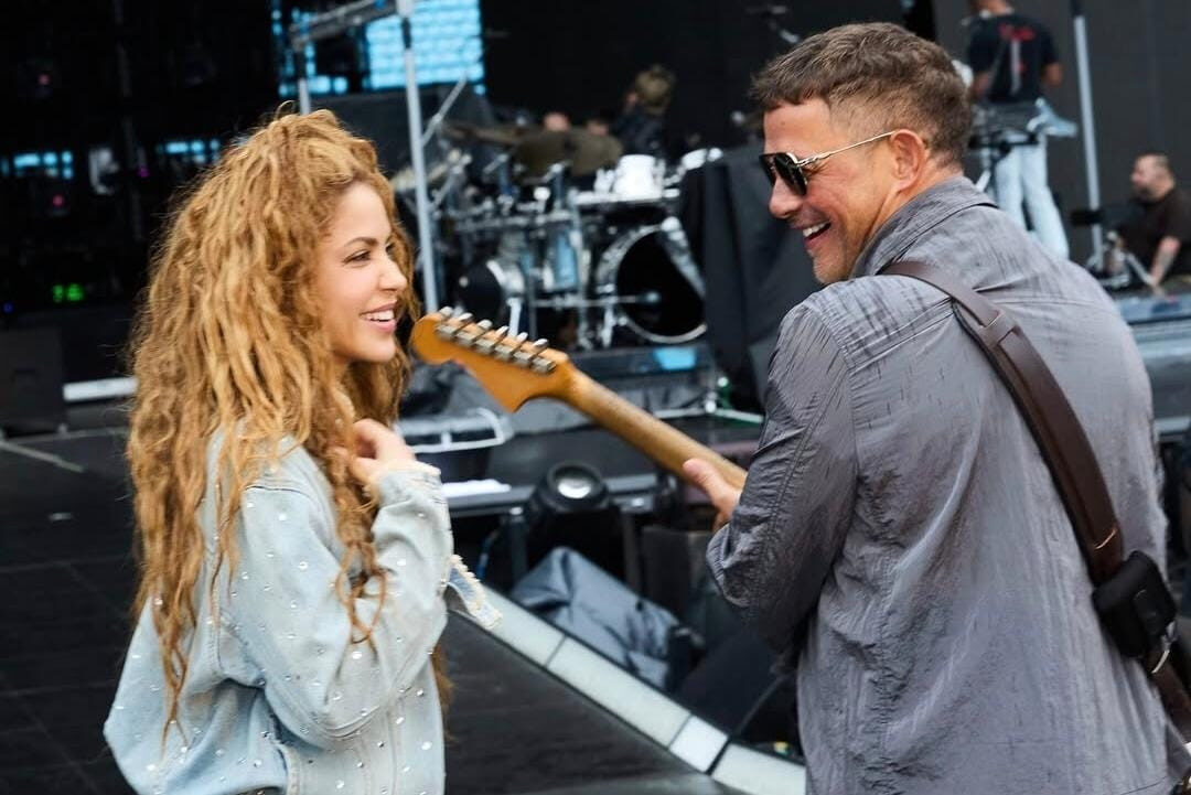 Shakira y Alejandro Sanz unen sus voces nuevamente con “Bésame”, una balada cargada de emoción y nostalgia