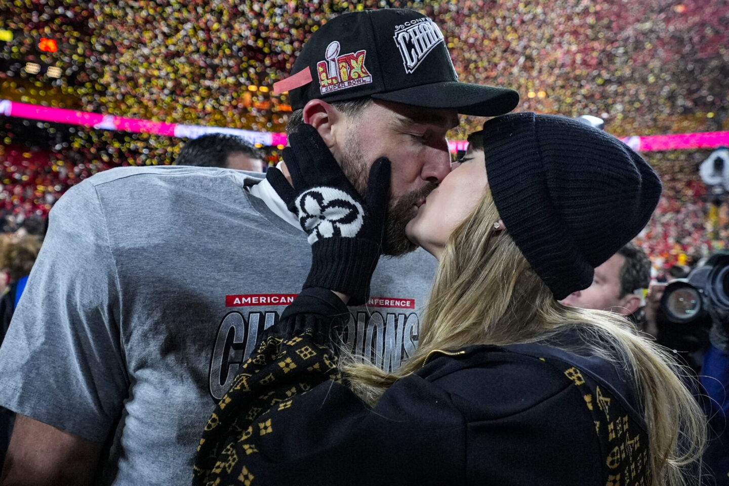 ¿Se casaron en secreto? Una tarjeta desata rumores sobre Taylor Swift y Travis Kelce