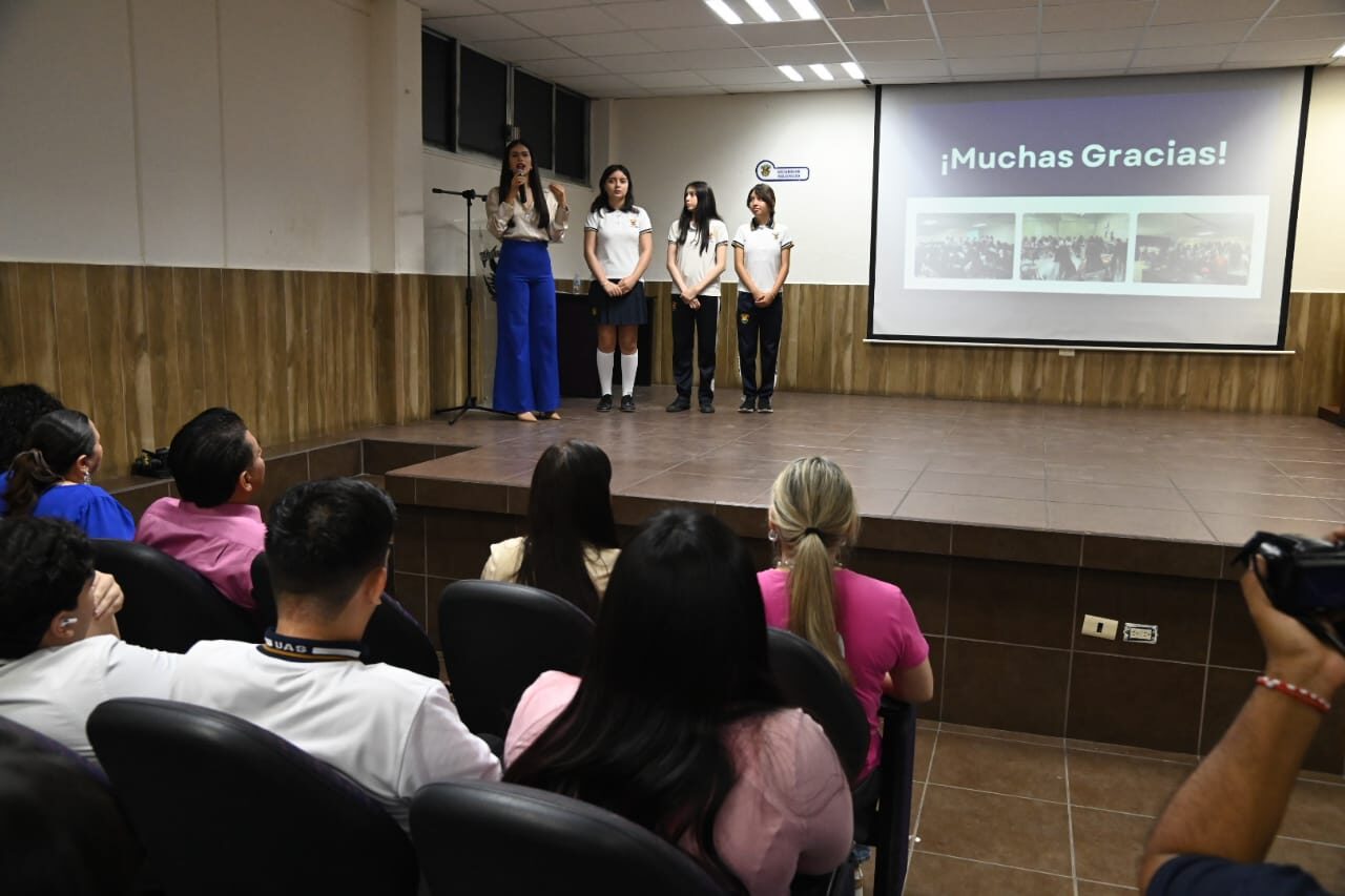 Bienestar Universitario y Preparatoria Zapata, presentan informe sobre proyecto de emprendimiento social.