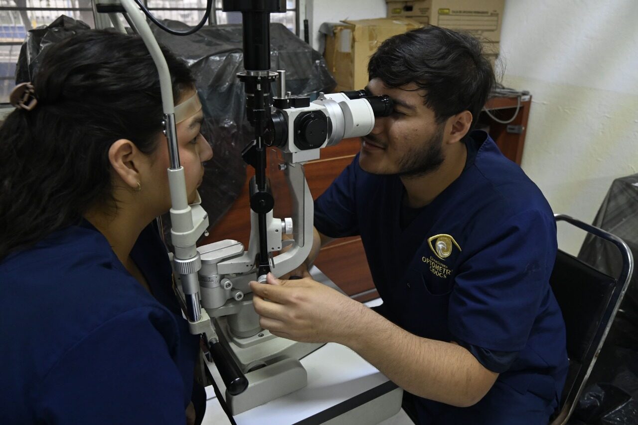 La conjuntivitis estacional aumenta en estas fechas y afecta principalmente a niñas, niños y adolescentes; hay que acudir con un especialista
