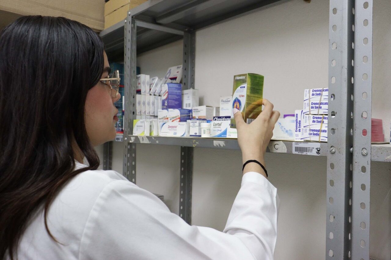 La Universidad Autónoma de Sinaloa cuenta con Farmacia Estudiantil.
