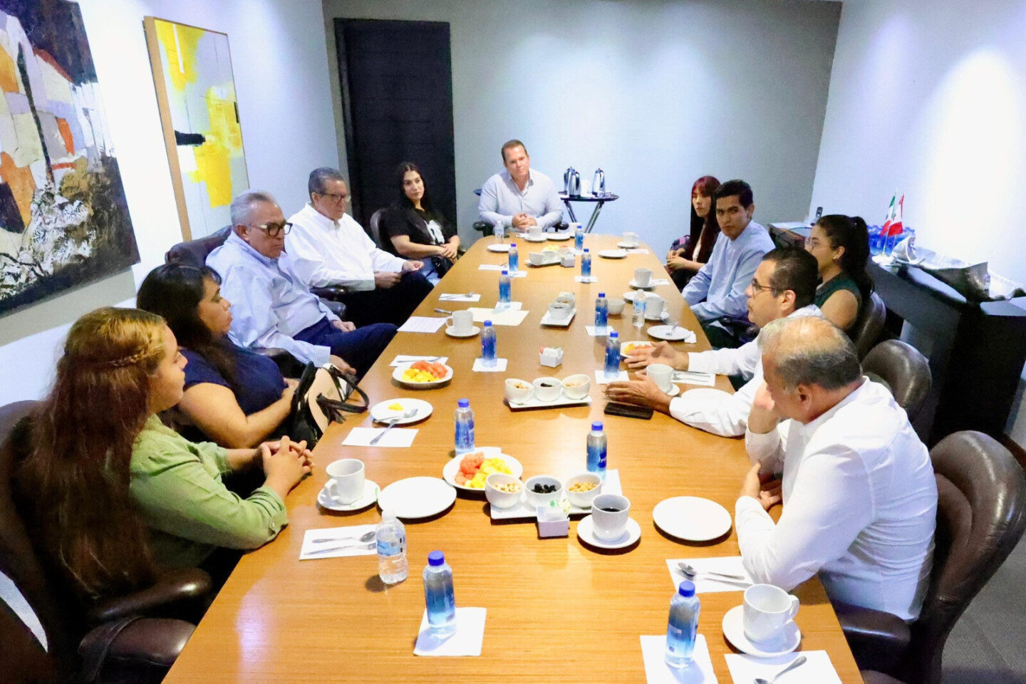 Gobernador Rocha recibe a familias desplazadas del sur de Sinaloa