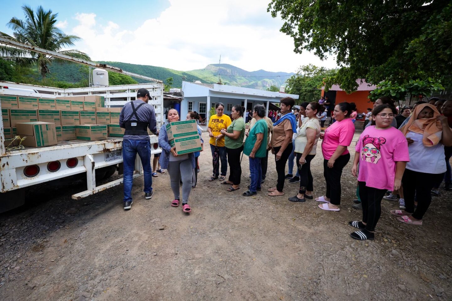 COMPROMISO CUMPLIDO CON LAS FAMILIAS DE TACUICHAMONA, DIF SINALOA LLEVA ASISTENCIA ALIMENTARIA