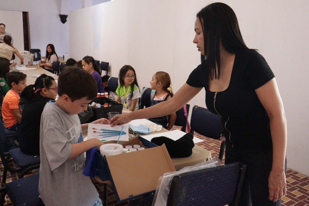 La Casa de la Cultura de la UAS da la bienvenida a decenas de niñas y niños al taller “Pintando el Verano” 2025