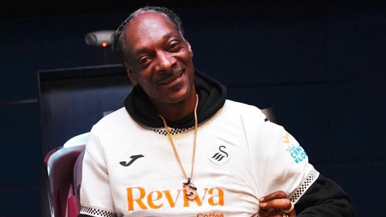 Él celebre rapero Snoop Dogg, se convierte en copropietario de un equipo de futbol soccer.