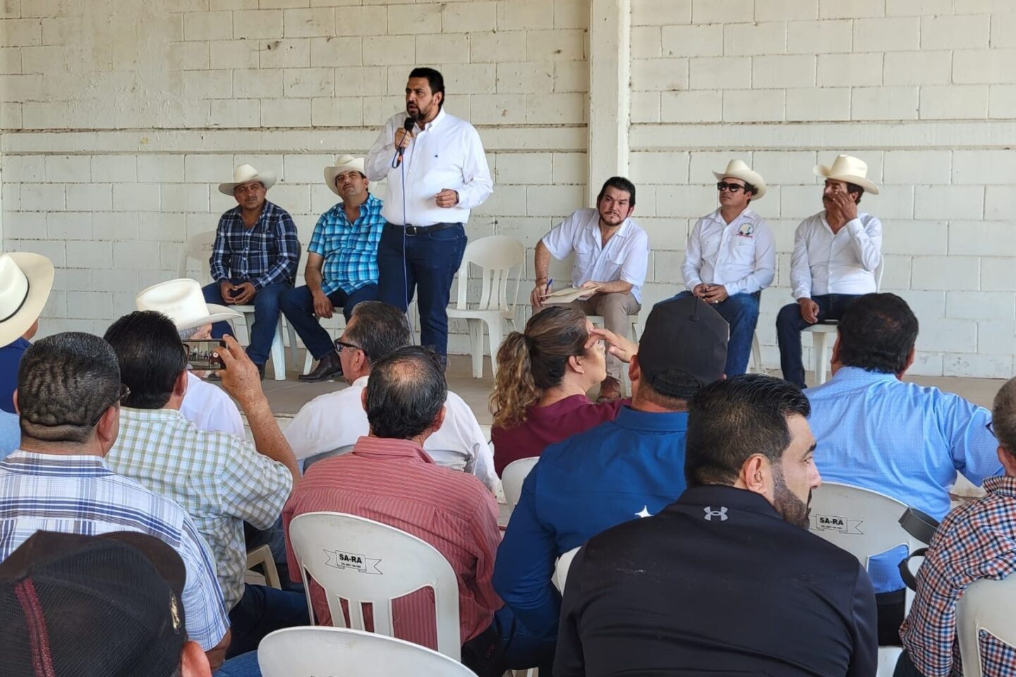 Con productores de Angostura analiza Ismael Bello Esquivel alternativas de mejoras al campo sinaloense