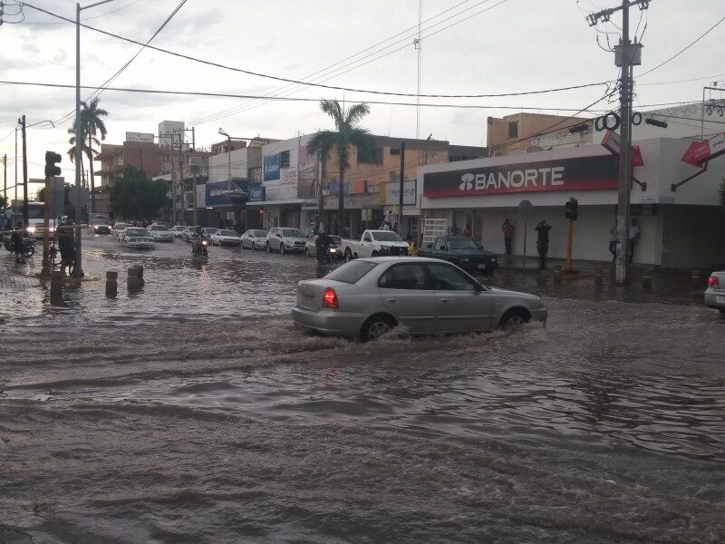 Lluvia intensa en Los Mochis deja como calles encharcadas este lunes