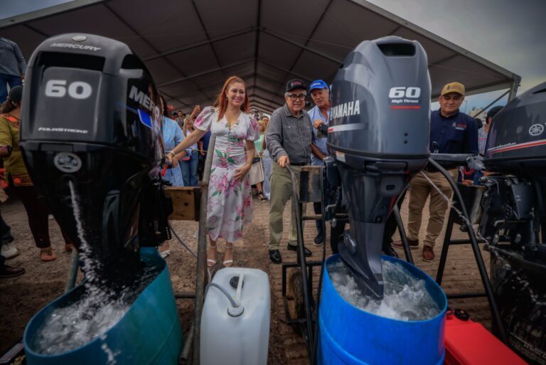 Entrega gobernador Rubén Rocha motores y pangas a cooperativas pesqueras, con inversión de 75 MDP