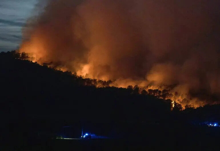 Francia se ve azotada por un incendio forestal que ha acumulado 8,000 hectáreas