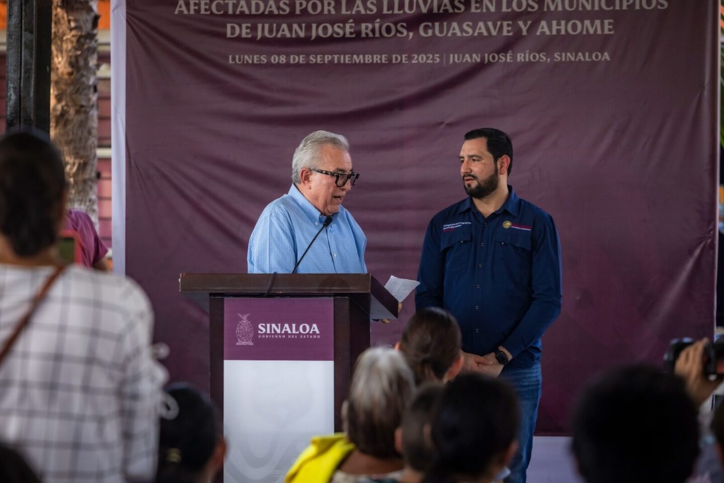 Gobernador Rocha Moya entregó apoyos a damnificados por lluvias en Juan José Ríos