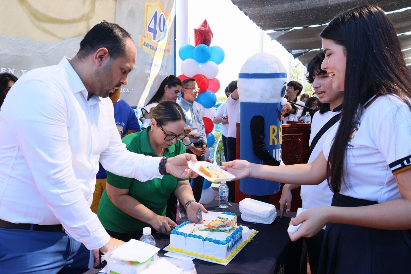 Con las tradicionales mañanitas y un gran pastel, la Biblioteca Central “Eustaquio Buelna Pérez” festejó el 38 aniversario de su fundación
