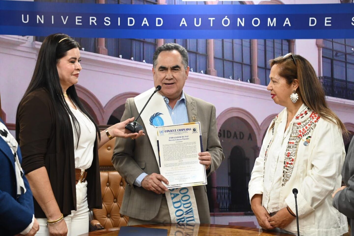 Nombran y otorgan al Rector Jesús Madueña y la doctora Sofía Angulo, el estado, honor y títulos de grado de Embajadores de Buena Voluntad y Mensajeros Estratégicos para la Paz