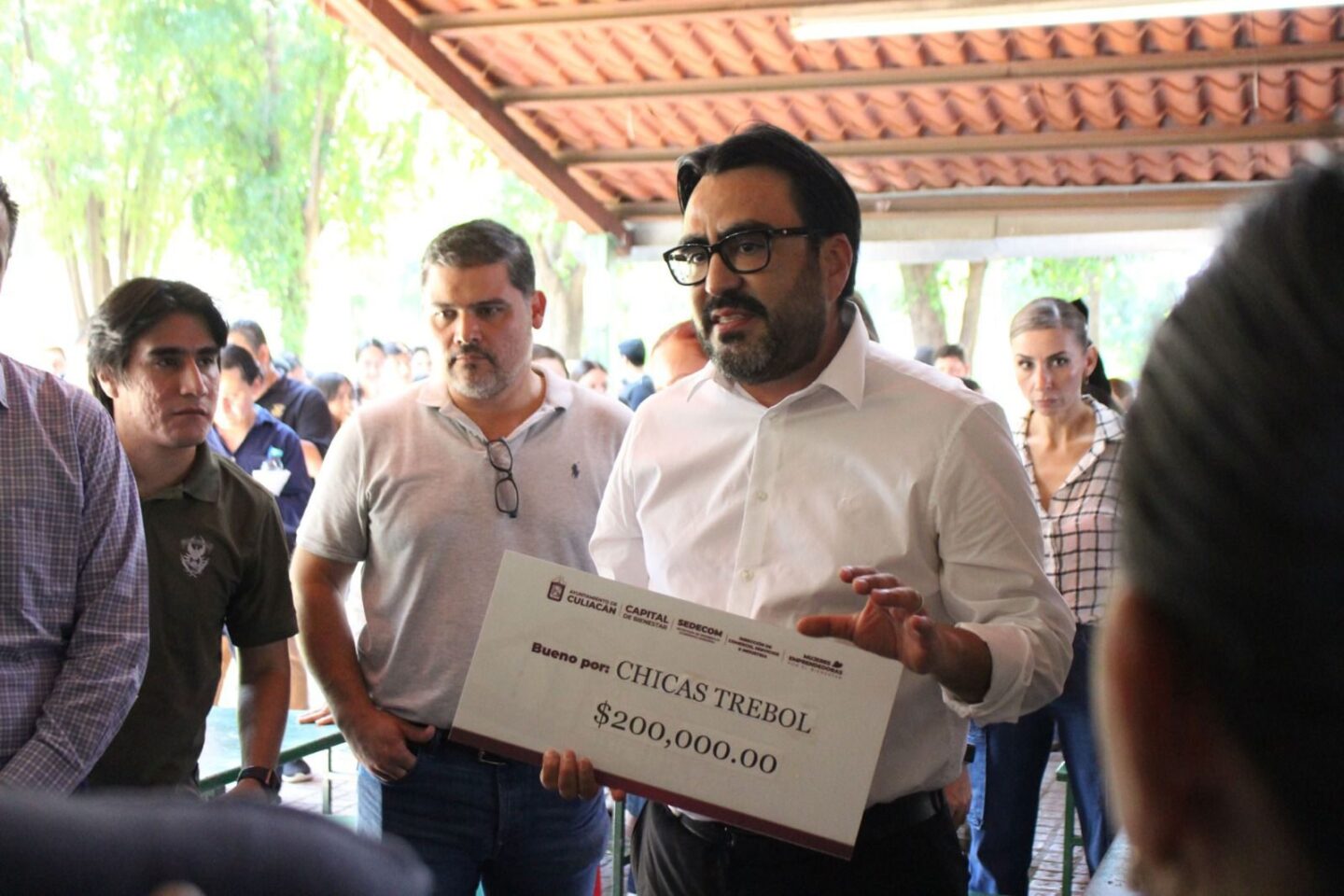 En el marco del programa Mujeres Emprendedoras por el Bienestar, el Alcalde de Culiacán acude a la UAS y entrega apoyo a emblemática locataria de la Facultad de Derecho