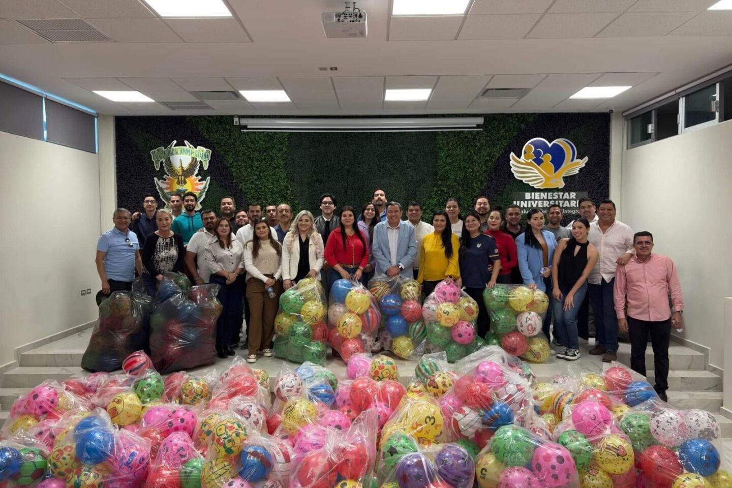 Busca Bienestar Universitario establecer Récord Mundial Guinness con el Programa de Pelotitas del Bienestar, al recaudar más de 70 mil artículos