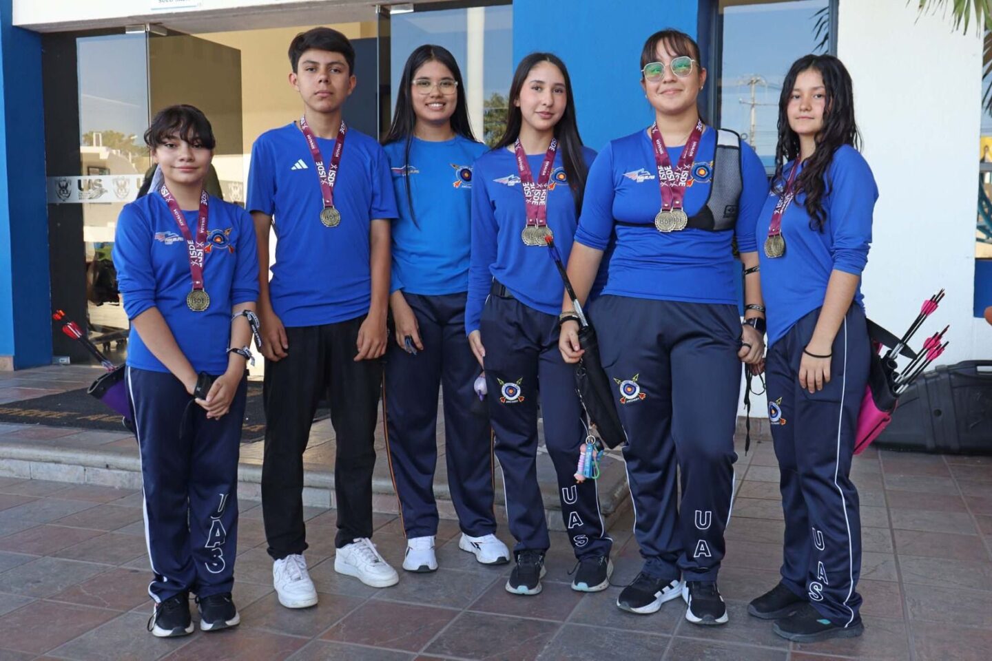¡Con la mira en el éxito! Da en el blanco la Escuelita de Tiro con Arco Águilas UAS al ganar ocho medallas en el Torneo Indoor Calacas 2025, en Cosalá